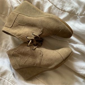 🖤 EUC TOMS // Wedges // Size. 9 // Taupe